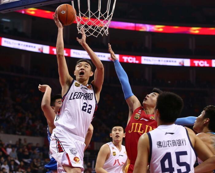 库里大战裁判！3次明显犯规不吹还半场32分，就要带队第五干詹皇.